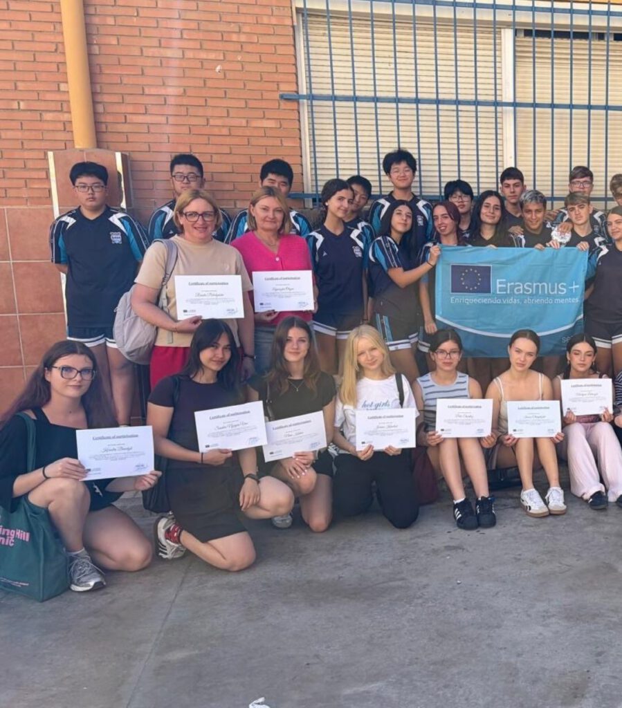 Diákok Erasmus+ igazolásukkal egy fogadó iskolában