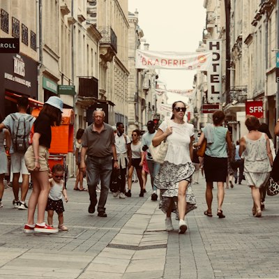 Turistacsoport sétál az óváros egyik utcájában